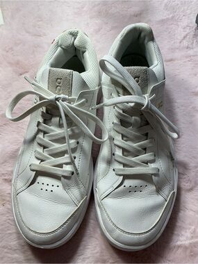 On Running woman’s White Low-Top Leather Sneakers with Gold Logo 163